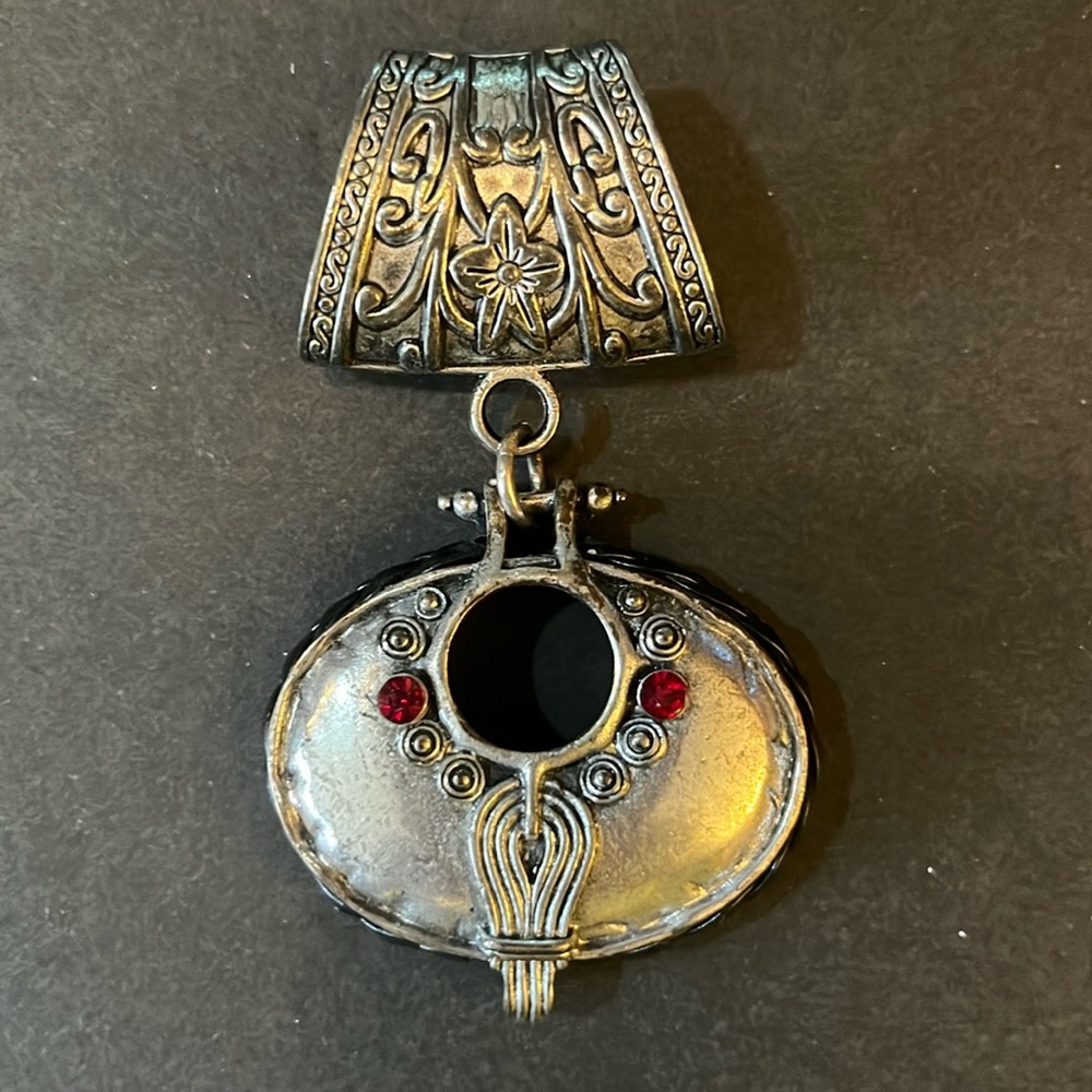 NWOT Decorative Metal Scarf Holder